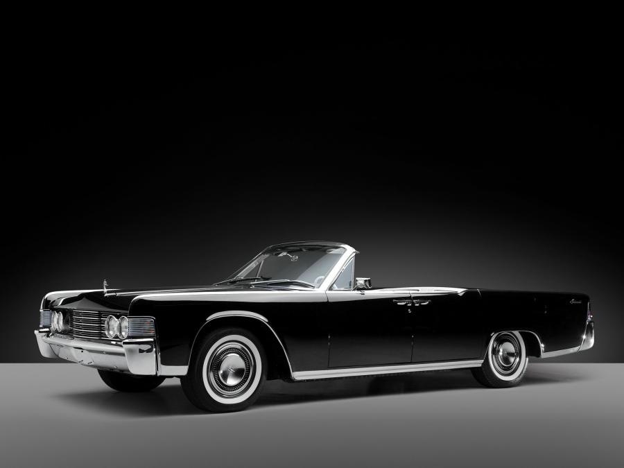  Lincoln Continental Convertible 1965 года  (фото 9 из 22)